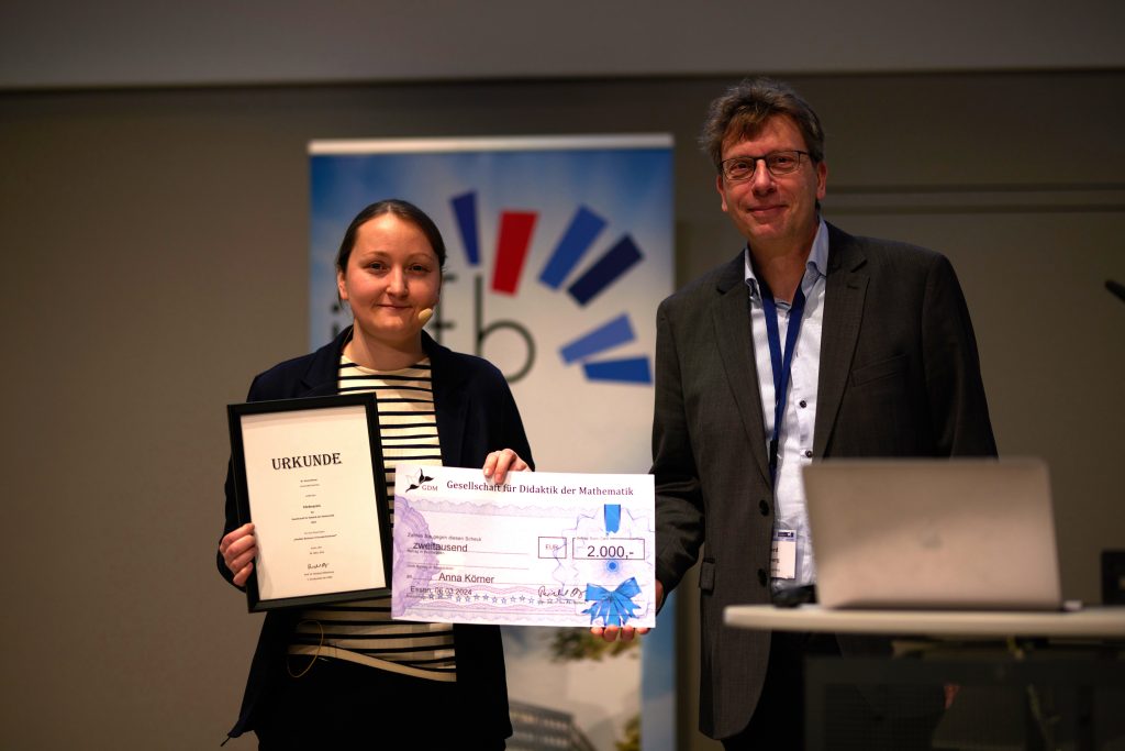 Verleihung des GDM-Förderpreis an Anna Körner (l.) durch Reinhard Oldenburg (r.) auf der 57. GDM-Jahrestagung in Essen